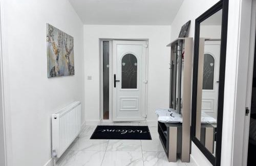 East Grinstead Casa | 1 Orchard Farm Cottages Sleeps 10, Open plan Kitchen & Large Garden