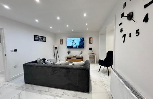 East Grinstead Casa | 1 Orchard Farm Cottages Sleeps 10, Open plan Kitchen & Large Garden