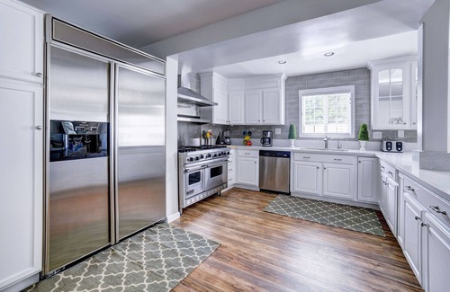 Southwest Anaheim Casa | 10 Bd Disneyland Pool Home WOW Frozen & Superhero Kids Rooms! Casas Vacashine!