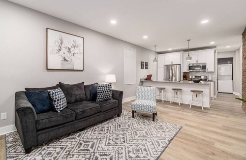 Livingston Park Apartamento | 10) Entire Home/Private Parking/Fenced Yard