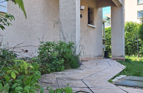 Ruy-Montceau Casa | 10 minutes from downtown and the train station; reverse duplex awaits you!