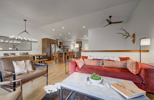 Big Sky Condominio | Hot Tub & Sauna, Amazing Views, Close to Town Center and Ski Resort!