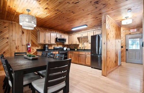 Allons Cabina | 10 Person Golden Cedar Lodge 16 - 2 Floors and a 3rd floor loft, entertainment room, full kitchen