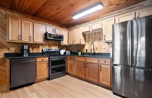 Allons Cabina | 10 Person Golden Cedar Lodge 16 - 2 Floors and a 3rd floor loft, entertainment room, full kitchen
