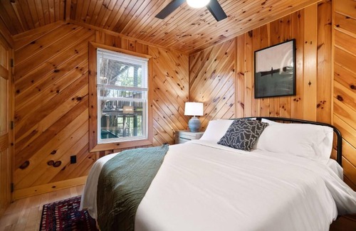 Allons Cabina | 10 Person Golden Cedar Lodge 16 - 2 Floors and a 3rd floor loft, entertainment room, full kitchen
