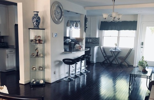 Parkville Casa | 100% SMOKE FREE BED & BREAKFAST HOT BREAKFAST INCLUDED!