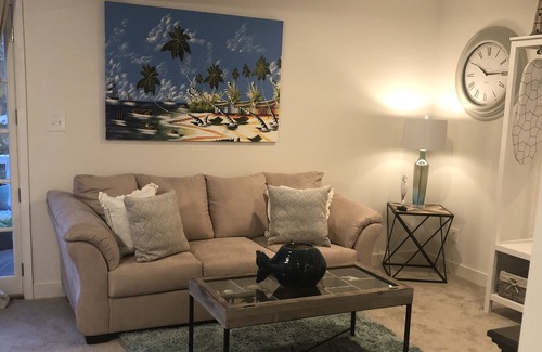 Parkville Casa | 100% SMOKE FREE BED & BREAKFAST HOT BREAKFAST INCLUDED!