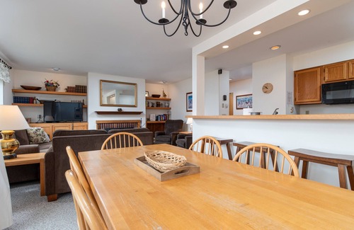 Warren Condominio | 100 Snow Creek 2 Bedroom Condo