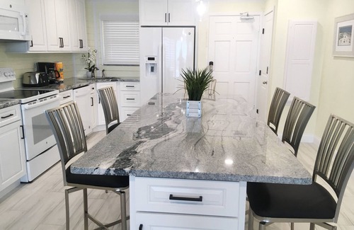 Daytona Beach Shores Condominio | Primer piso, frente al mar directo 2 BR - 2. 5 BA, remodelación completa espaciosa, limpia