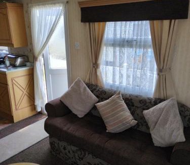 Ingoldmells Chalet De Esquí | 104-2 coral beach 8 berth 4 ADULTS MAX LEAD PERSON MUST BE OVER 30