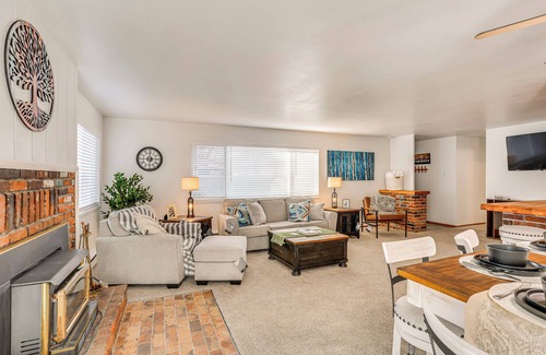 Burney Casa | 11 Mi to Burney Falls: Charming Home w/ Fireplace