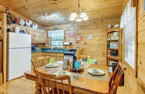 Franklin Cabina | 11 Mi to Dtwn: Franklin Cabin w/ Porch!