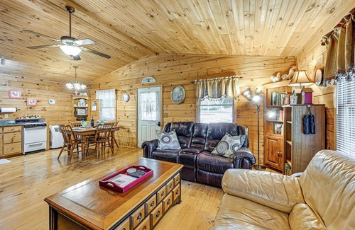 Franklin Cabina | 11 Mi to Dtwn: Franklin Cabin w/ Porch!