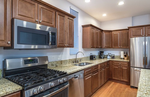 Wrightwood Neighbors Casa | 1147 bldg - Lincoln Park: Walk to Wrigley, the Lincoln Park and Beach!