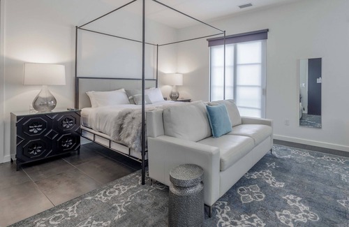 Midtown Hotel | 121 Hotel by AvantStay | Modern Executive Suite w/ Juliet Balcony In Nashville!