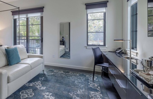 Midtown Hotel | 121 Hotel by AvantStay | Modern Executive Suite w/ Juliet Balcony In Nashville!