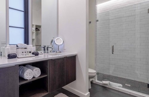 Midtown Hotel | 121 Hotel by AvantStay | Modern Executive Suite w/ Juliet Balcony In Nashville!