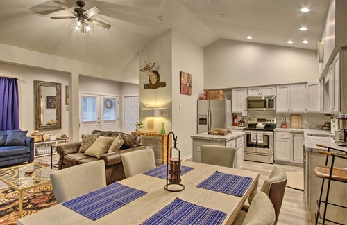 Saylorsburg Cabaña | Creekside 'Lincoln Lodge' in Pocono Mtns!