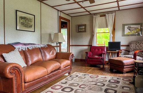 Paupack Complejo | 14-bedroom resort in tranquil Paupack. 1885 Farm & Guest House with Game Room!