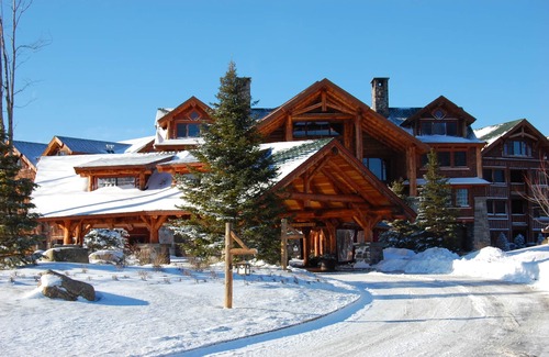 Lake Placid Condominio | 15-45% de descuento: Whiteface Lodge: piscinas, jacuzzis, spa, sala de juegos y teatro.