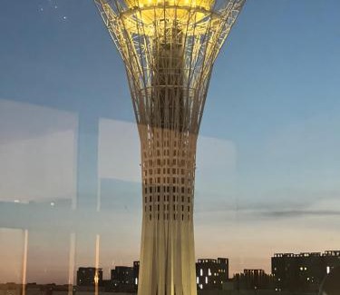 Nur-Sultan Apartamento | 153 Уютные апартаменты с видом на Байтерек и поющие фонтаны с 2 кроватями King и диваном на 10 этаже