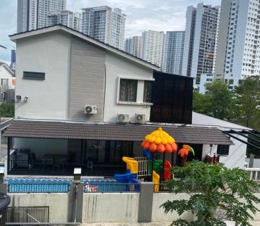 Bayan Lepas Villa | 15PAX 3 BR, Kids Swimming Pool, Pool table, BBQ near Spice ARENA, Airport Penang