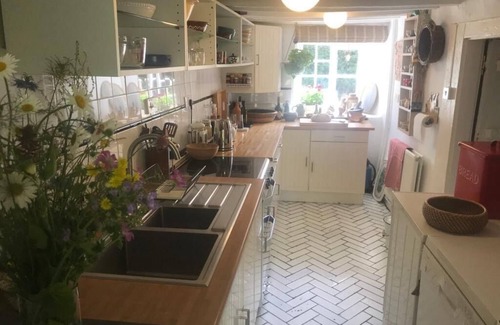 Dundon Cabaña | 15th century 3 bedroom cottage & delightful garden