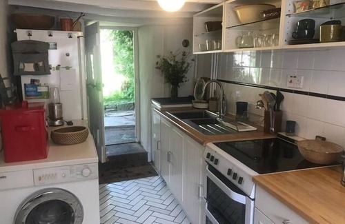 Dundon Cabaña | 15th century 3 bedroom cottage & delightful garden