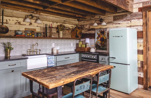 Loganville Casa | 1800s Charm with Modern Perks