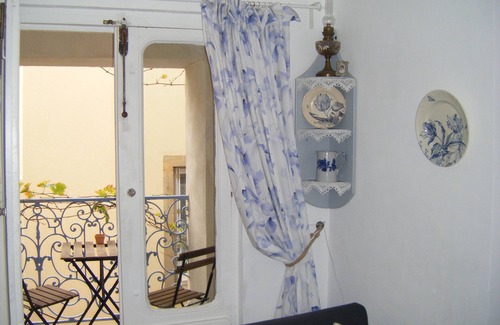 Thezan-des-Corbieres Cabaña | 18th Century Artesanos Cottage cuidadosamente restaurada situada en un pueblo de elaboración del vino