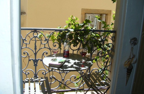 Thezan-des-Corbieres Cabaña | 18th Century Artesanos Cottage cuidadosamente restaurada situada en un pueblo de elaboración del vino