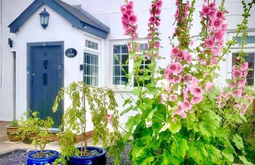 Snitterfield Casa | 18th Century Cosy Cottage with Stunning Views