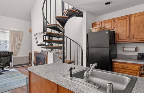 Warren Condominio | 19 Mountainside 2 Bedroom Condo by RedAwning