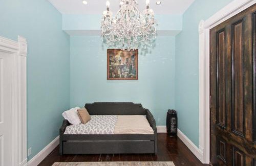 Little Italy Villa | 1900's Victorian Home Sleeps 22 8BDRM 3Bath