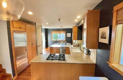 West Queen Anne Casa | 1939 West Queen Anne Townhome wiith Puget Sound View