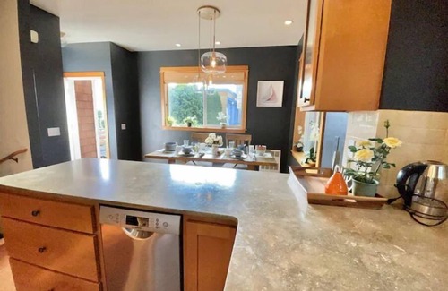 West Queen Anne Casa | 1939 West Queen Anne Townhome wiith Puget Sound View