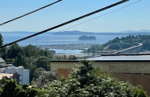 West Queen Anne Casa | 1939 West Queen Anne Townhome wiith Puget Sound View