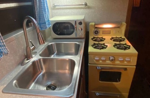 Durham Cabaña | 1951 Spartan Aircraft Cottage w/AC - Durham, NC