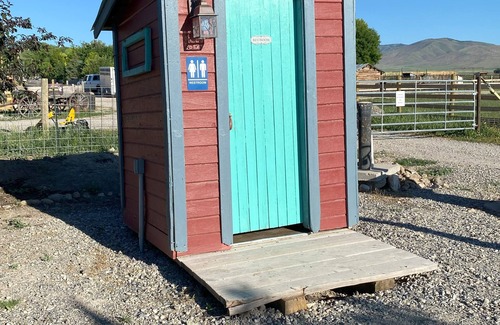 Oneida County Casa | 1962 Trailer on a family farm, just right for all your farm animal cuddles.