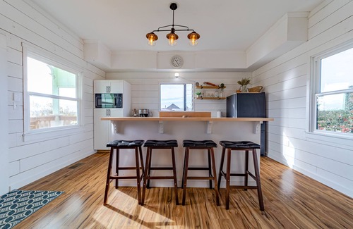 Ferndale Casa | 19th-century homestead on an organic dairy farm with gorgeous gardens & views