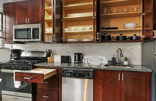 Ravenswood Apartamento | 1BR Delightful Apt in Ravenswood | Shops & Dining