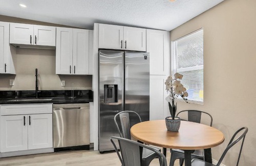 Oak Haven Apartamento | 1st floor, 1 bedroom - Villa on a shaded street