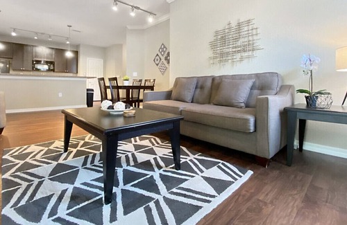 Lutz Apartamento | 1st Floor w/Private Garage, Near Hospitals & Pet Friendly!