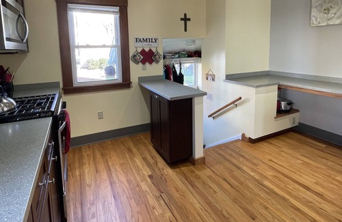 Bedford Casa | 2/1.5 Clean and Comfortable Home in Bedford, OH