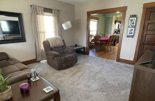 Bedford Casa | 2/1.5 Clean and Comfortable Home in Bedford, OH