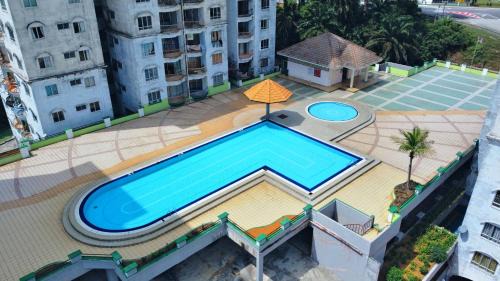 Taman Haji Zainal Apartamento | 2-5pax Sunshine BeachFront, Wifi, 50"TV, FREE PARKING & POOL