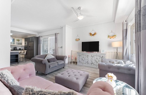 San Miguel de Salinas Villa | 2 Apartamentos en Villa "Sol y Felicidad" con Piscina, Terrazas y Wi-Fi