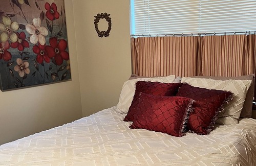 New Lisbon Cabaña | 2 Bdrm Pet Friendly Cottage 2 min to Castle Rock Lake