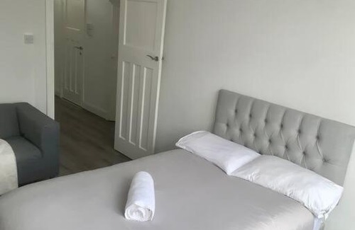 Edmonton Apartamento | 2 bed flat with balcony, TV & Great transport