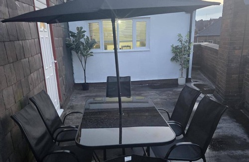 Wolverhampton Apartamento | 2 Bed - Sleeps 6 - Private Balcony - City Centre